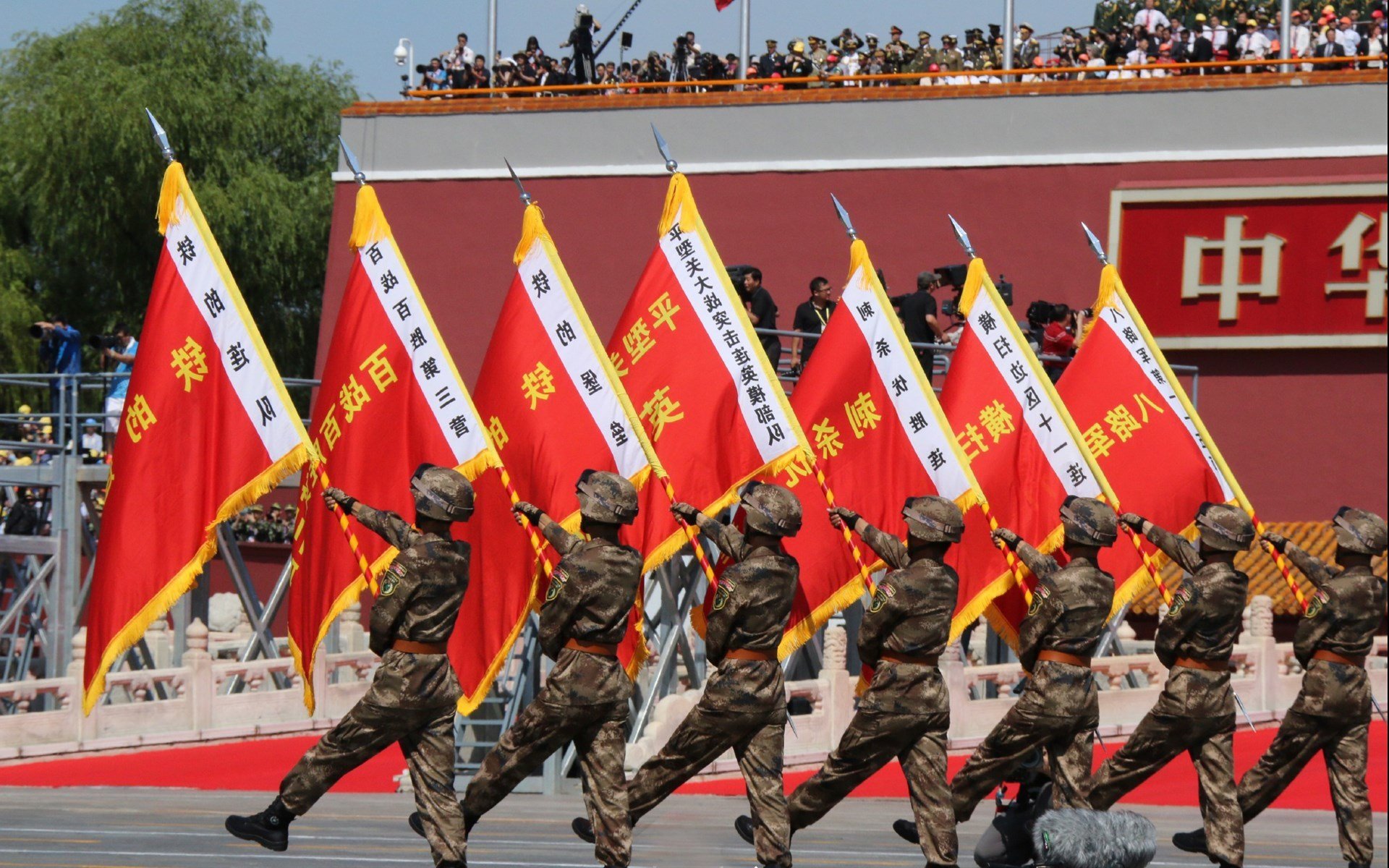非常有戏剧性,包含了冷门、逆转、绝杀和一位德国中场的名字。我需要构思一个既符合体育逻辑又能体现唯一性的叙事